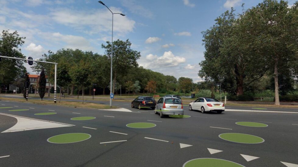 Verkeerslicht met auto's waar zichtbaar is dat Street Smart ingeschakeld is.