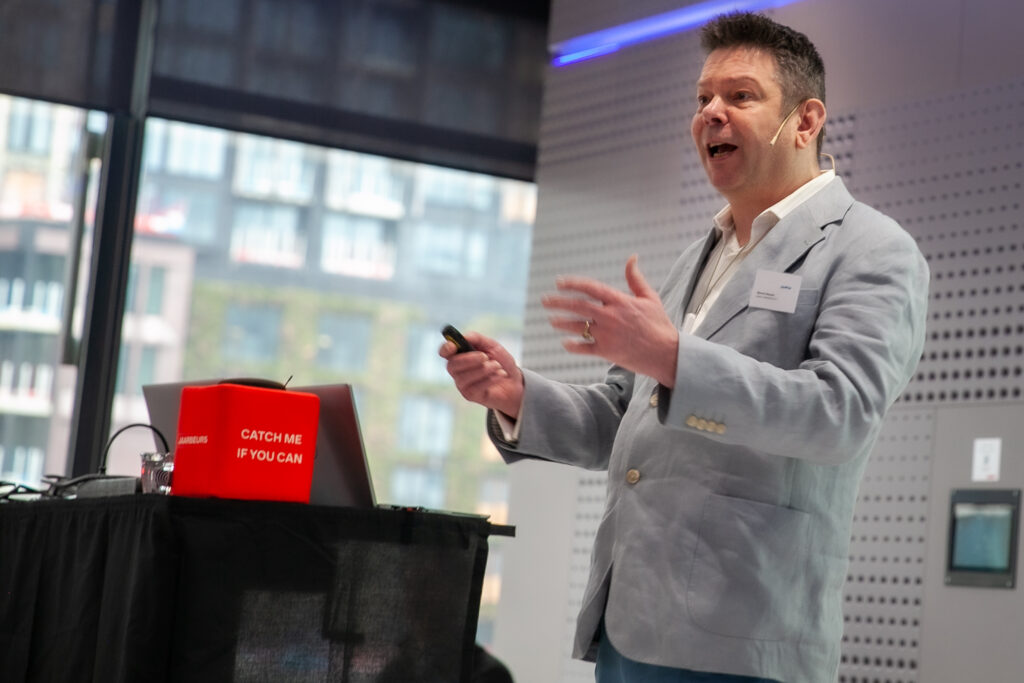 Marcel Steenis is aan het presenteren op de GeoWeb Next