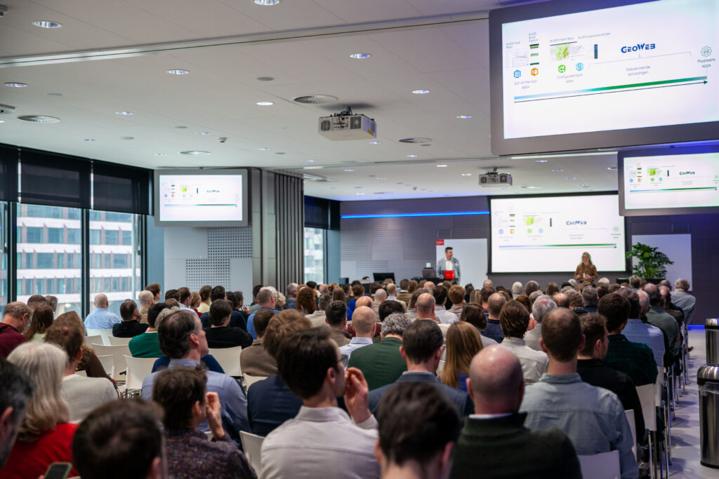 Volle zaal in de Jaarbeurs tijdens een presentatie op de GeoWeb Next